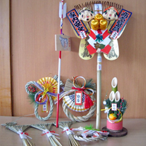 土鈴、破魔矢、熊手、注連飾りなど